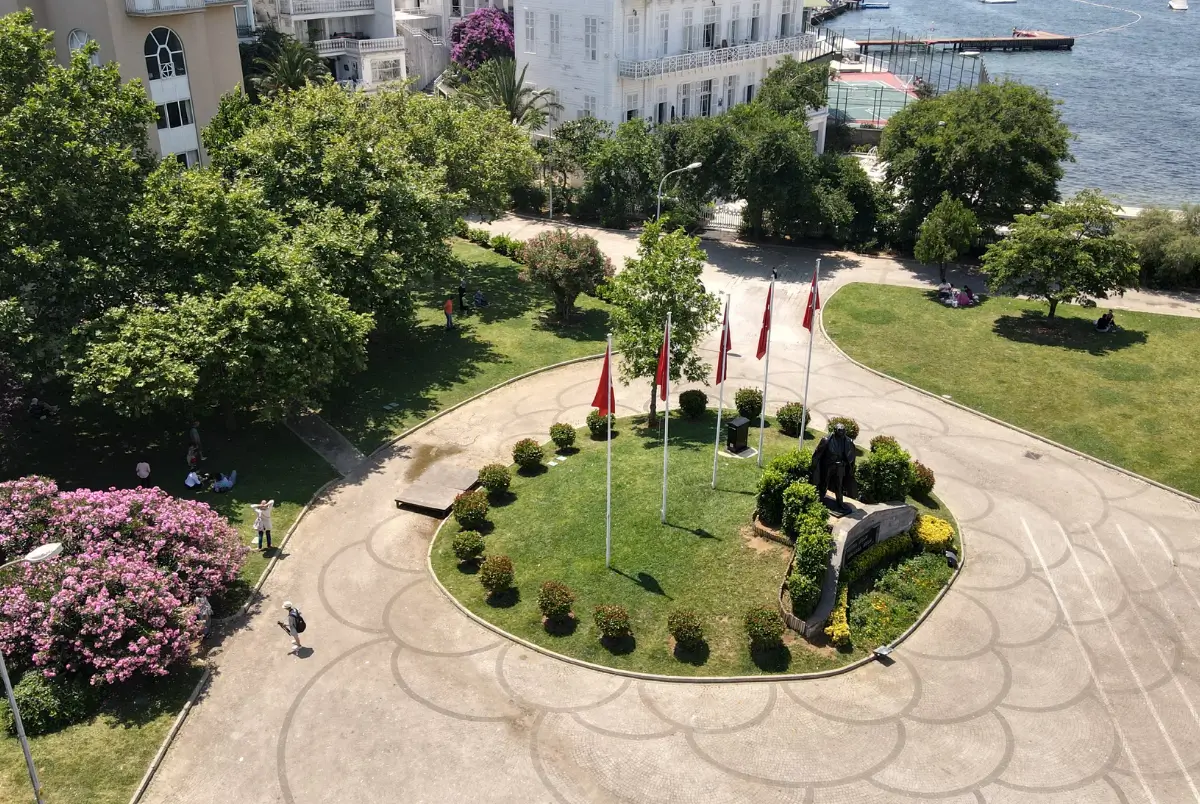 Büyükada Atatürk Meydanı