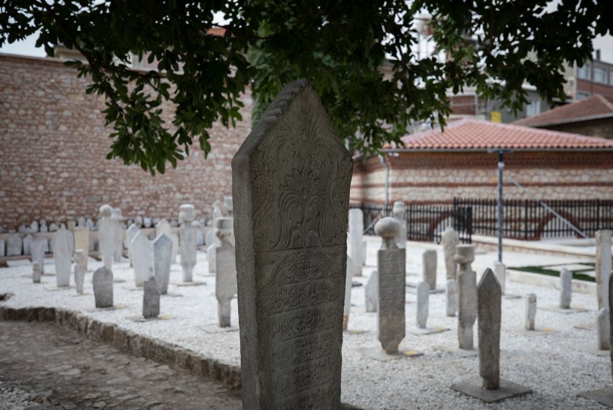 Hazire, Mezar ve Türbelere Sahip Çıkmaya Devam