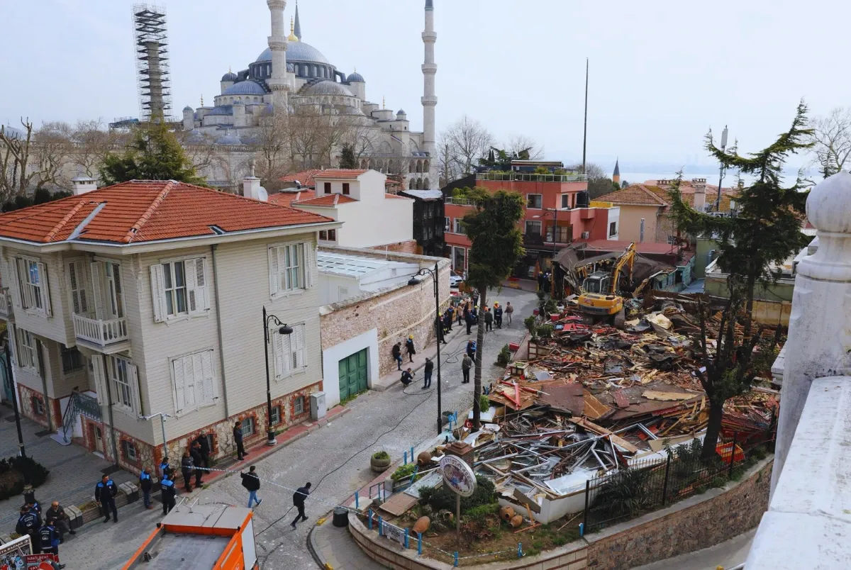 Sultanahmet Meydanı'ndaki Kaçak Yapıyı Yıktık