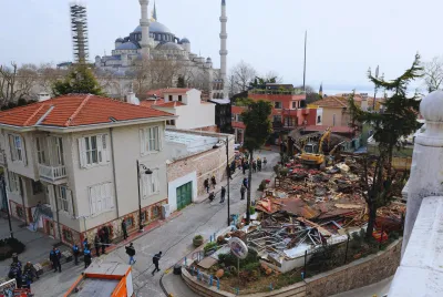 Sultanahmet Meydanı'ndaki Kaçak Yapıyı Yıktık