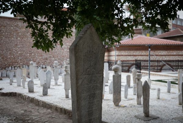 Hazire, Mezar ve Türbelere Sahip Çıkmaya Devam