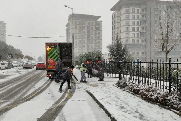 İstanbul Genelinde Kar Küreme ve Tuzlama Çalışmalarımız Sürüyor